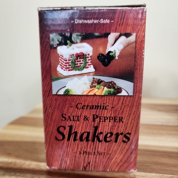 Vintage Ceramic Santa Boots in Chimney Salt and Pepper Shakers - Picture 10 of 11